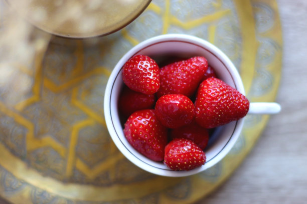 草莓和鲜花图片下载