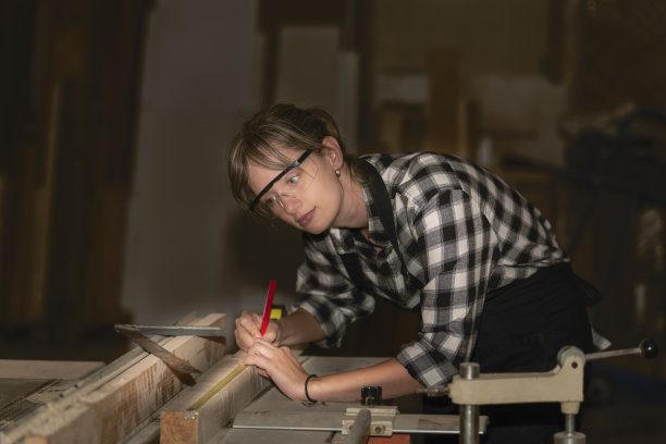 丈量木板的女木匠图片下载