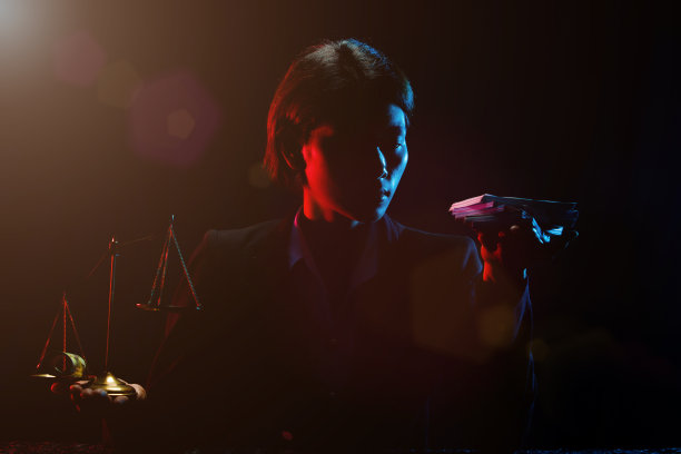 腐败摧毁社会，对人民不公。平衡天平维护公正图片下载