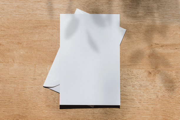 木制桌子上的纸卡模型图片下载