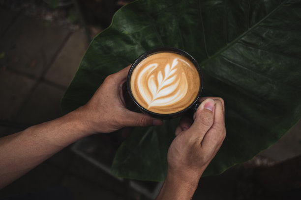 咖啡店木桌拉花咖啡图片下载