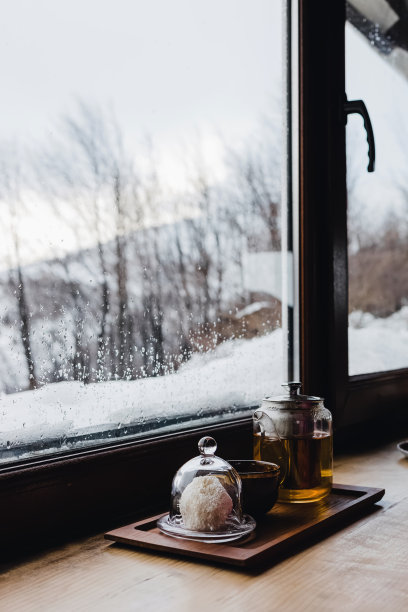 舒适的静物与茶和椰子甜糖果球图片下载