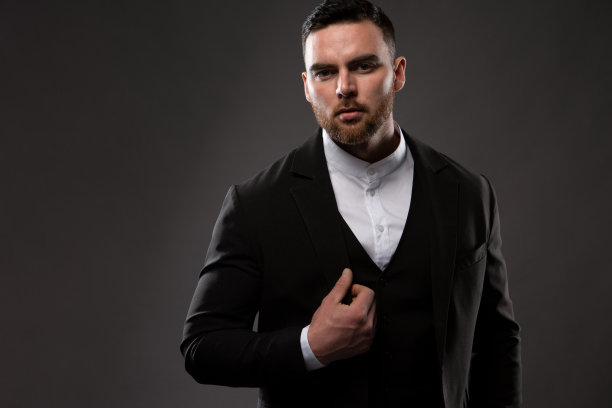 一个严肃的时尚商人的肖像，留着胡子，穿着黑色西装和白色衬衫图片下载