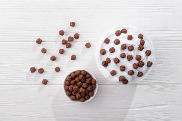 美味的自制巧克力球酸奶图片下载