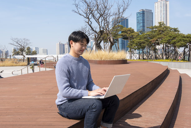 年轻人图片下载