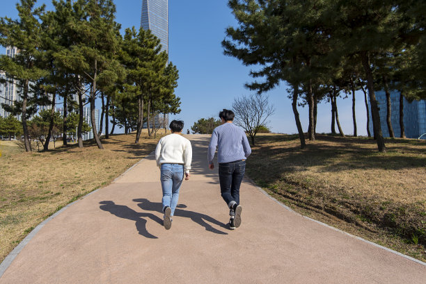 年轻人图片下载