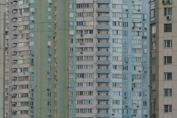 莫斯科春天的老式面板住宅外观。图片下载