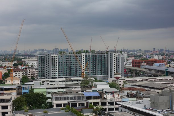 泰国曼谷市区(廊曼区)阴云密布的天空，阴雨连绵的景色图片下载