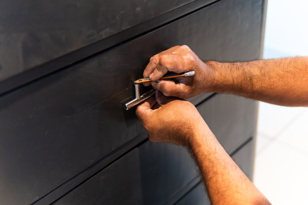 木匠的手放在抽屉门框上图片下载