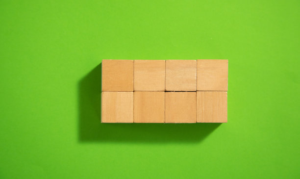 绿色背景上的空木块。图片下载