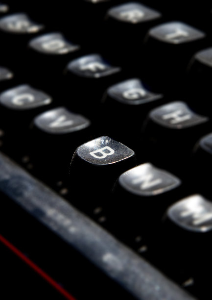 B .七十年代落满灰尘的打字机按键图片下载