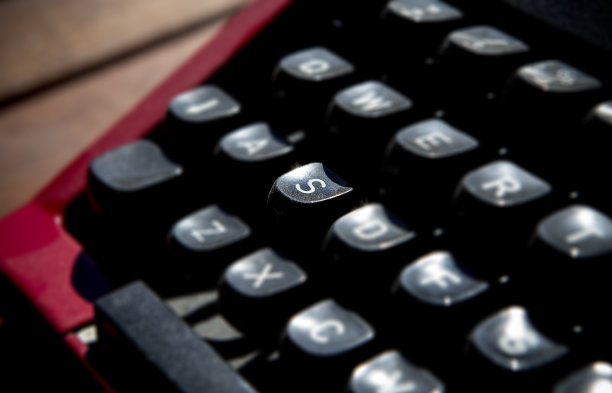 20世纪70年代落满灰尘的打字机按键S图片下载