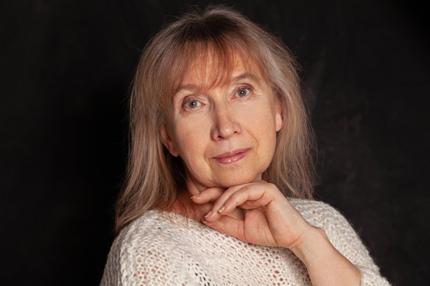 特写图像好看漂亮的高级金发女子，脸接近图片下载