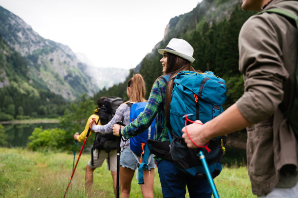 徒步露营背包客户外旅行旅行徒步概念图片下载