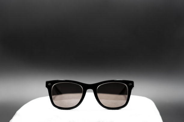 灯箱里的老式太阳镜。图片下载