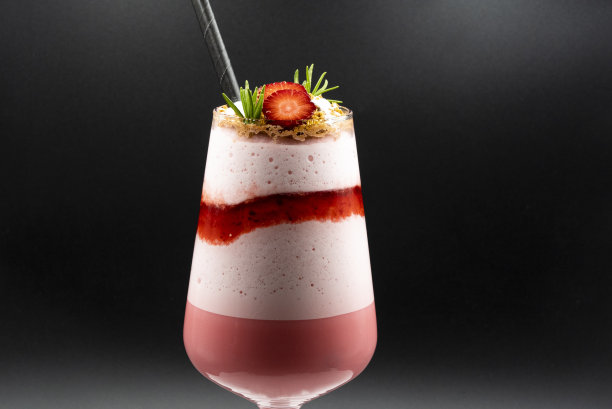 美味的草莓奶昔配上迷迭香!图片下载