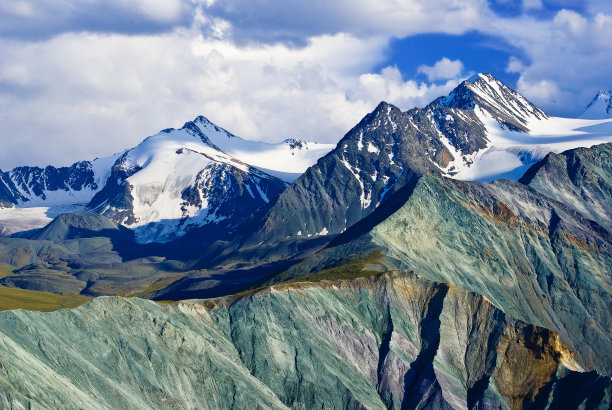 雄伟的阿尔泰山峰在一场雪图片下载