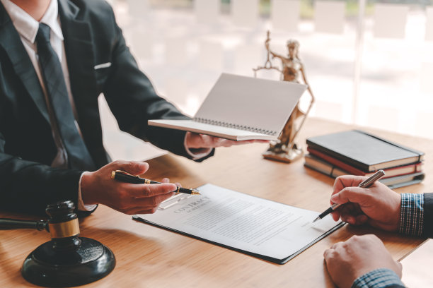 一名律师在法庭上签署文件的肖像。图片下载