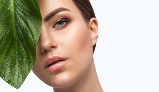 迷人的女孩肖像与健康清洁的皮肤和美丽的妆容。美学美容及彩妆概念。图片下载