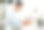 年轻的白人商人在工作时使用电子平板电脑。一名严肃的男性商务人士在办公室工作时使用电子平板电脑输入电子邮件图片下载