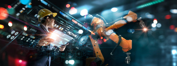 工业工程师用平板电脑控制机器人图片下载