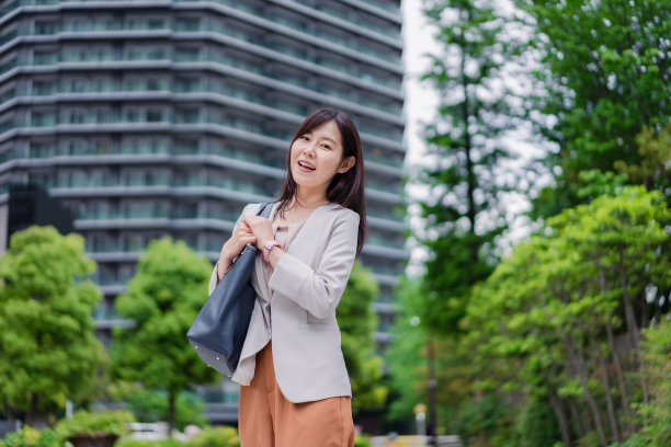 一个从高楼公寓通勤的女商人图片下载