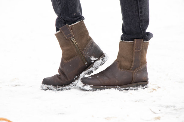 城市街道冬天里穿靴子的女人腿，女士靴子图片下载
