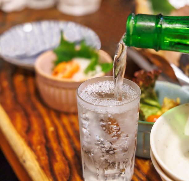 倒入一杯美味的日本清酒图片下载