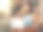 美丽的混血女子使用笔记本电脑写博客和喝咖啡在家庭客厅。西班牙企业家独自坐在沙发和打字的博客上的技术。博客远程工作图片下载