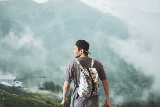 旅行理念，人在户外道路上行走和徒步旅行，山地探险生活图片下载