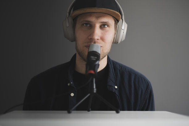 一名年轻男子在一个新的播客节目中用麦克风做嘉宾图片下载
