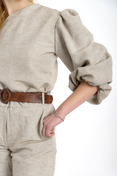 在白底摄影棚里拍摄的金发女孩。图片下载