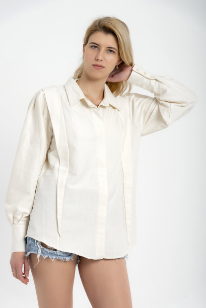 在白底摄影棚里拍摄的金发女孩。图片下载