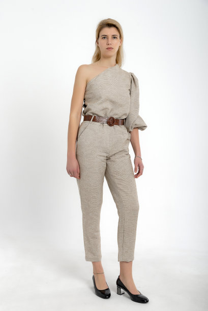 在白底摄影棚里拍摄的金发女孩。图片下载