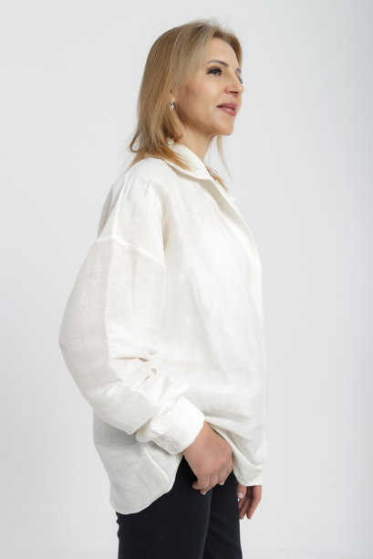 成熟的女人在摄影棚拍摄白底照片。图片下载