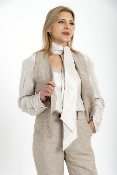 成熟的女人在摄影棚拍摄白底照片。图片下载