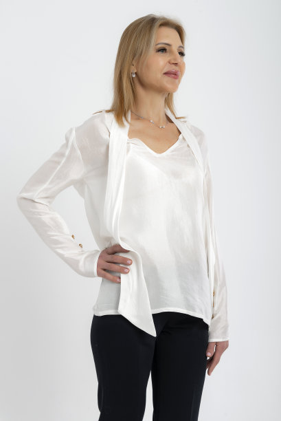 成熟的女人在摄影棚拍摄白底照片。图片下载