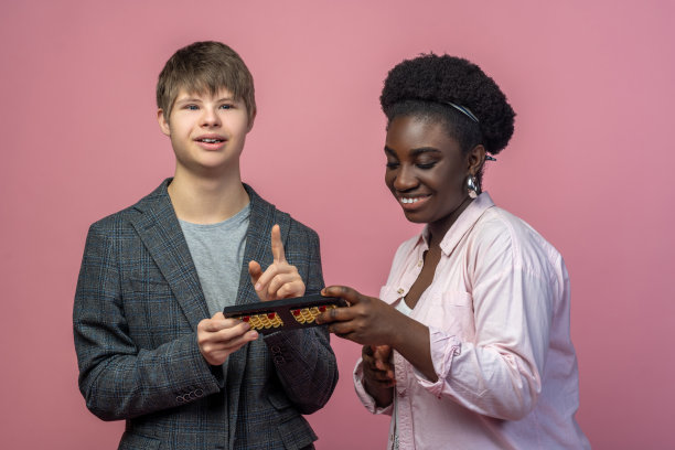 男人抬起手指，看着镜头和女人图片下载