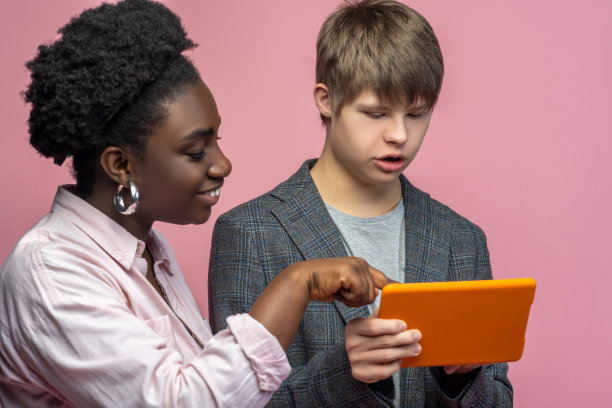 女人指着平板电脑，殷勤的男人图片下载