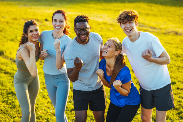 一群人在跑步后庆祝图片下载