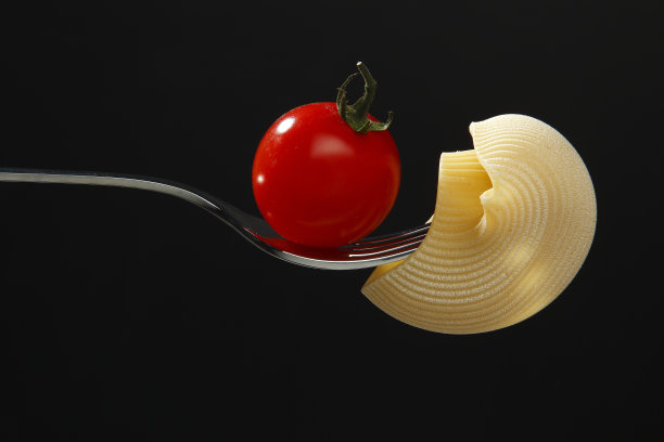 意大利面，静物画。叉子上的意大利面图片下载