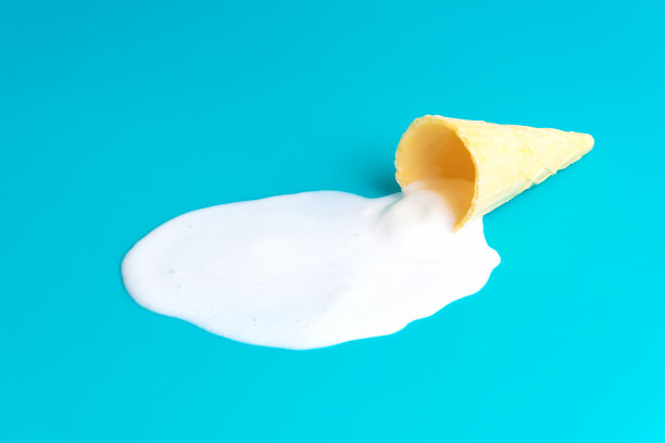 华夫蛋筒冰淇淋水坑在蓝色图片下载