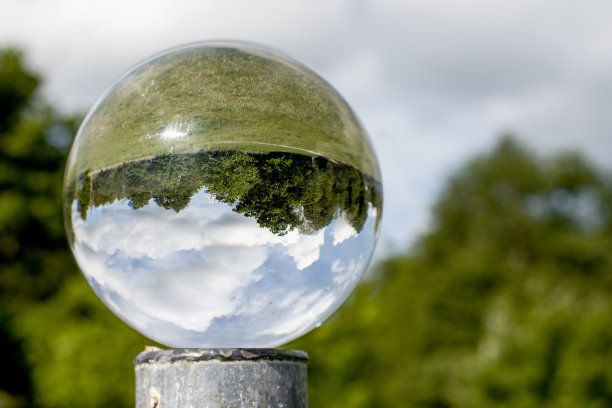 水晶球堆在沙滩上，里面是大自然。表现出内在和外在的自然，记得爱护自然。准备演示材料。图片下载