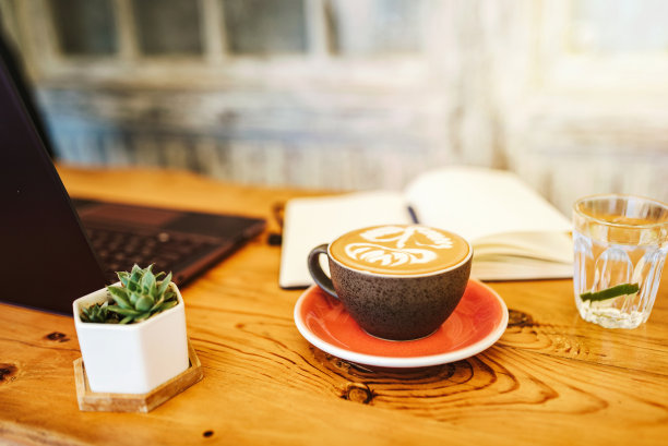 是时候工作了，喝杯拿铁!图片下载