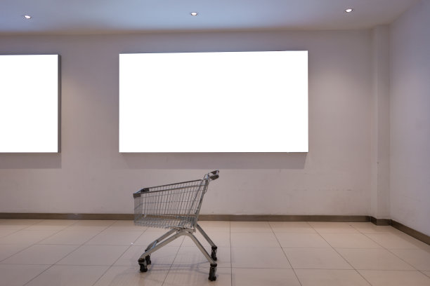 购物车和墙上的空白广告牌图片下载