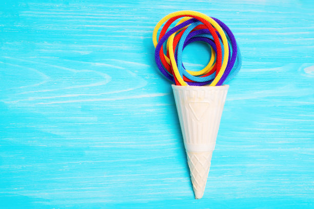 华夫蛋筒冰淇淋是用五颜六色的绳子做成的图片下载