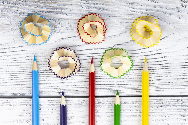 木制背景的办公、销售和学习用品。图片下载