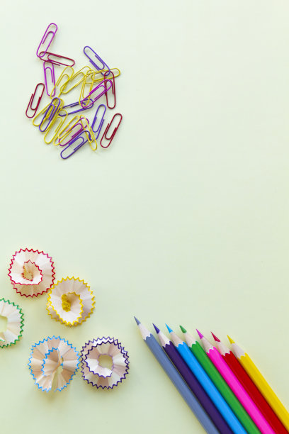 用于工作、销售和研究的文具，以浅黄色为背景。图片下载