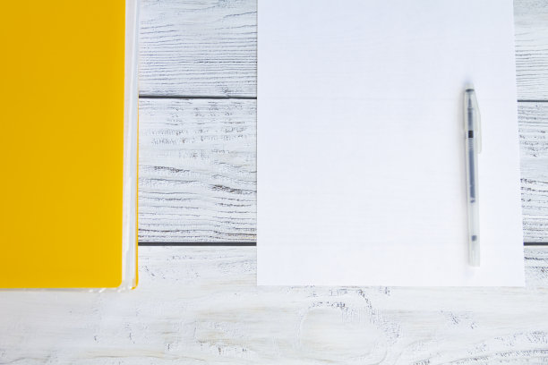 木制背景的办公、销售和学习用品。图片下载