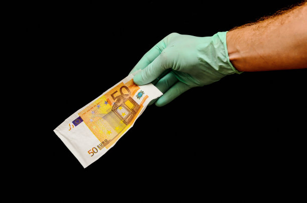 手持钞票，白色背景图片下载